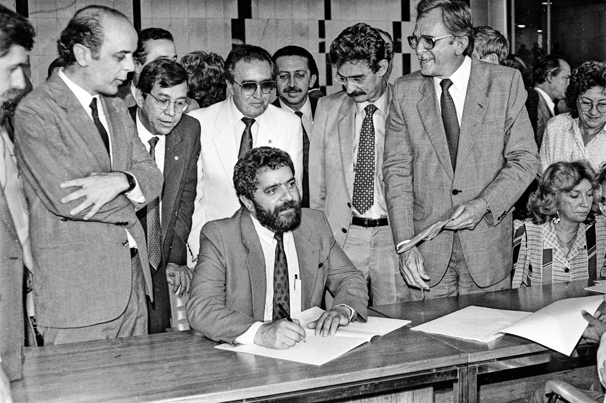 Image of the National Constituent Assembly published by Agência Senado in the Oral History Project, 30 Years of the Constituent Assembly (file titled "Serra, Lula e outros na constituinte").