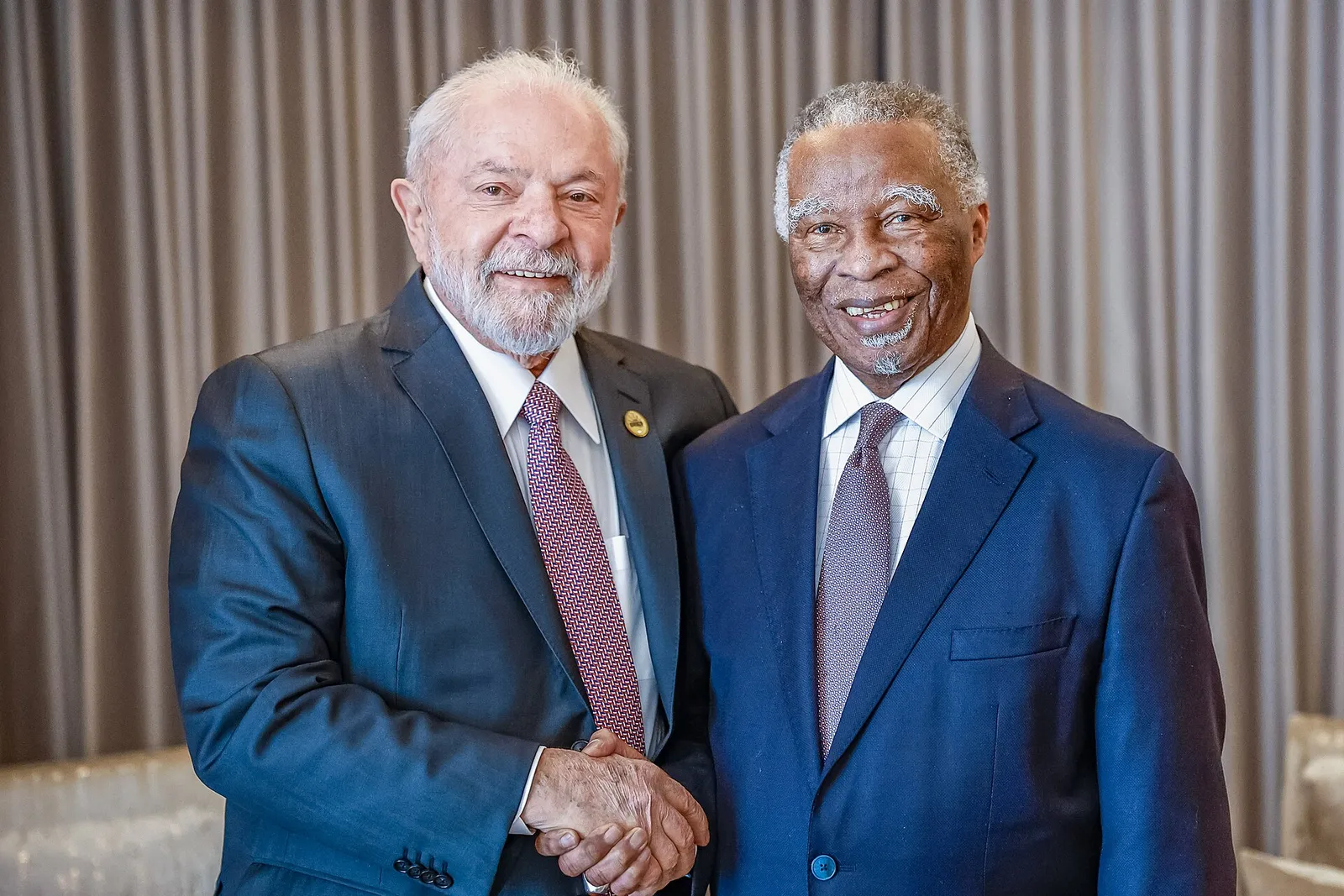 Lula in a meeting with the former South African President Thabo Mbeki, in Johannesburg, on August 22, 2023.