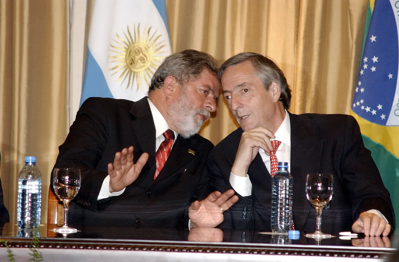 Lula talks with Néstor Kirchner at the Brazil-Argentina Friendship Day meeting, in Puerto Iguazú, on November 30, 2005.