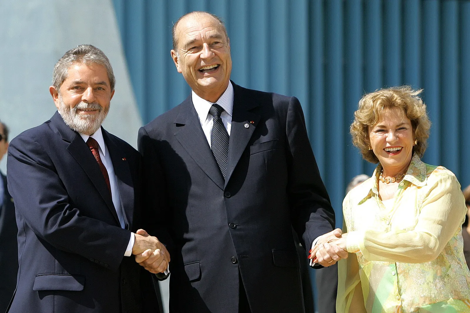 Jacques Chirac greets Lula and Marisa Letícia at a ceremony at the Alvorada Palace, in Brasília, on May 25, 2006.