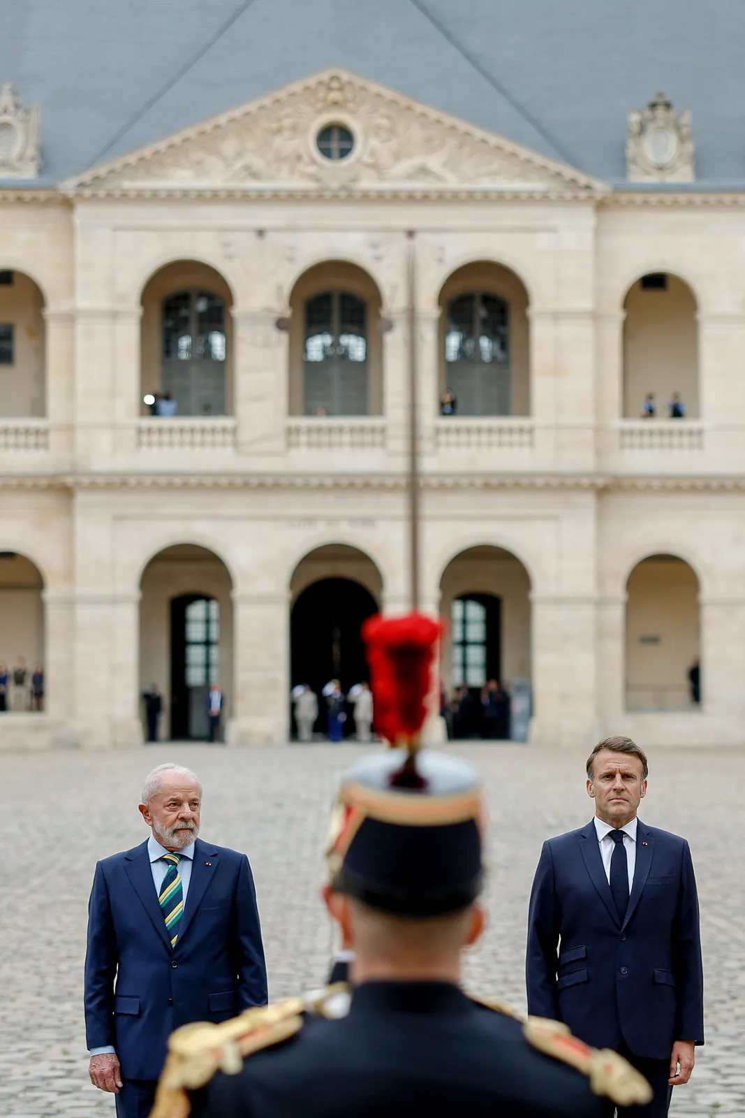 Lula and Emmanuel Macron at the official welcome ceremony at the Esplanade des Invalides, in Paris, on June 5, 2025.
