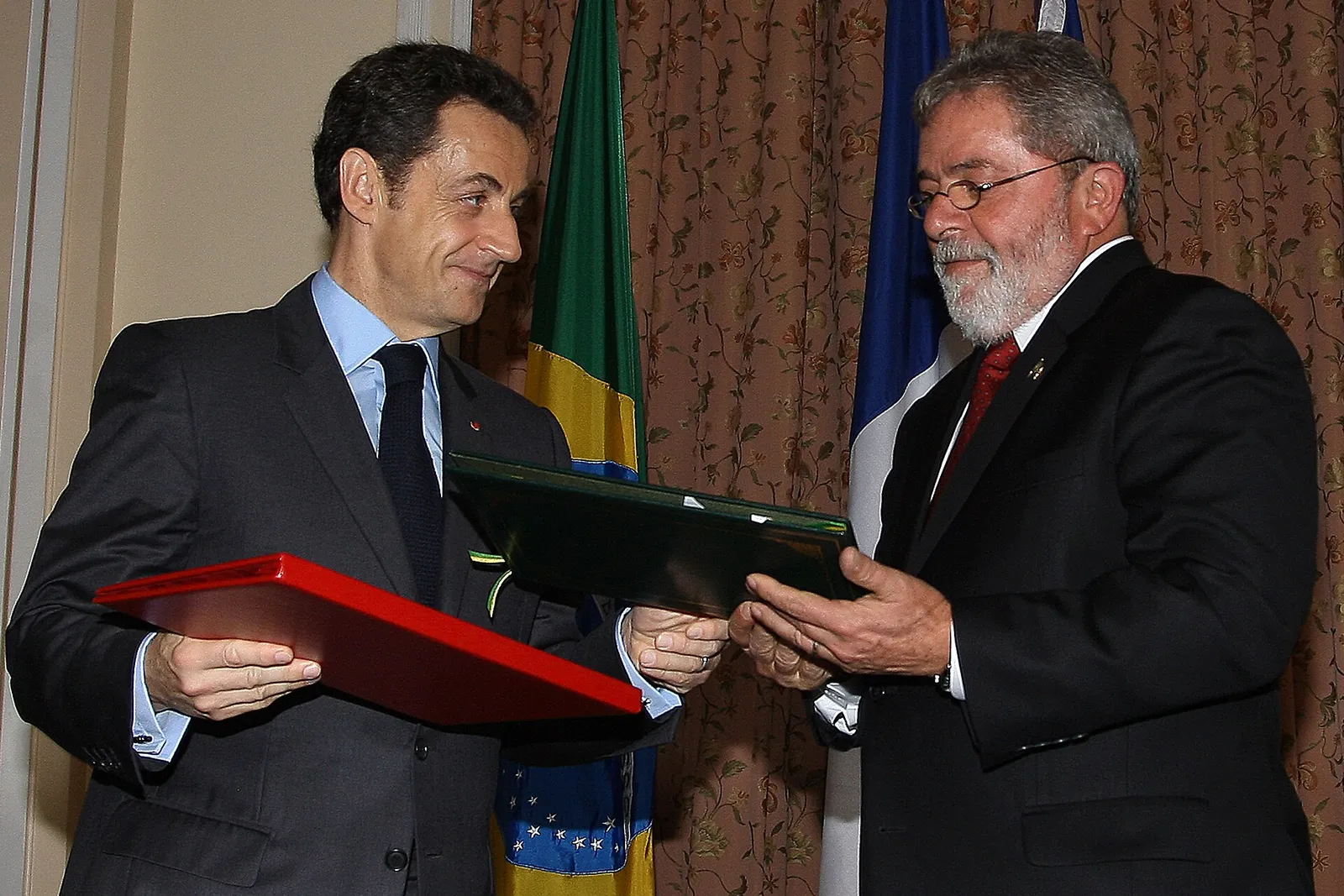Nicolas Sarkozy and Lula at the signing of a defense agreement that provides for the construction of military helicopters and submarines, on December 23, 2008.