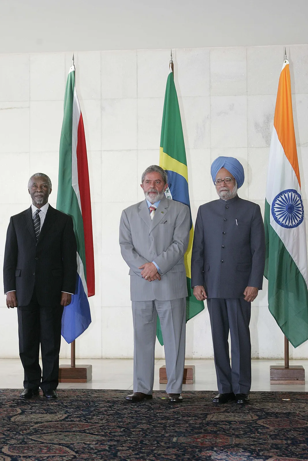 Lula between Thabo Mbeki and Manmohan Singh at the first IBSA Summit, at the Itamaraty Palace, in Brasília, on September 13, 2006.