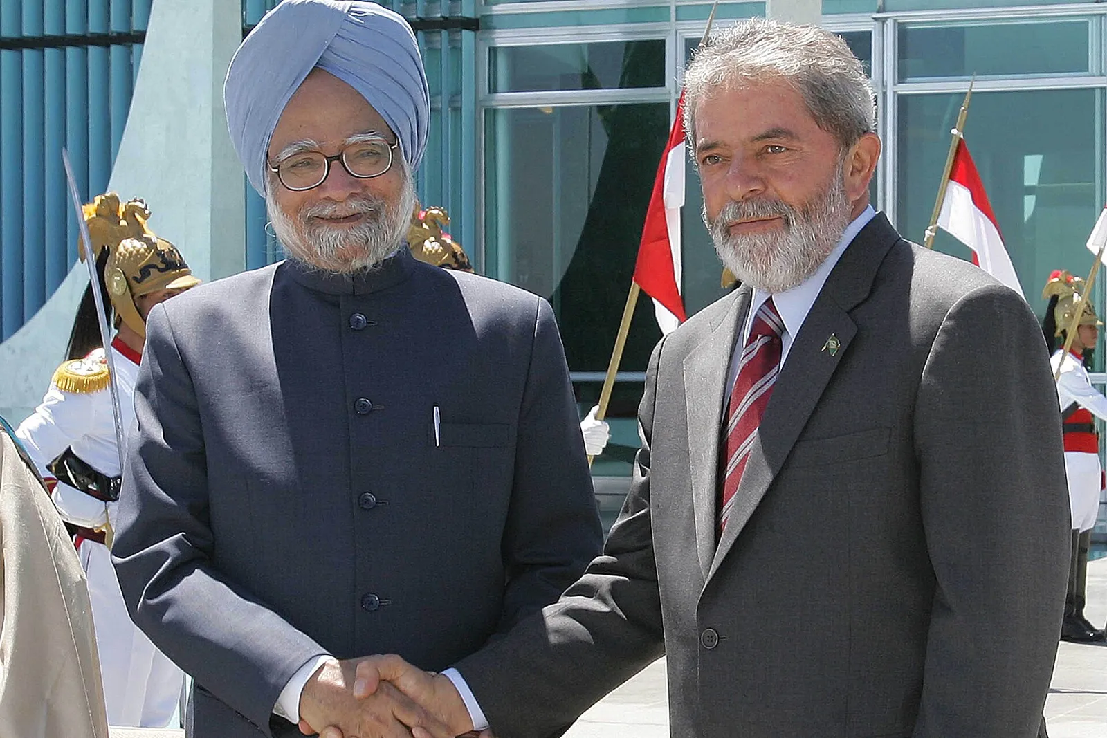 Lula greets the Prime Minister of India, Manmohan Singh, during an official visit to Brazil, in Brasília, on September 12, 2006.
