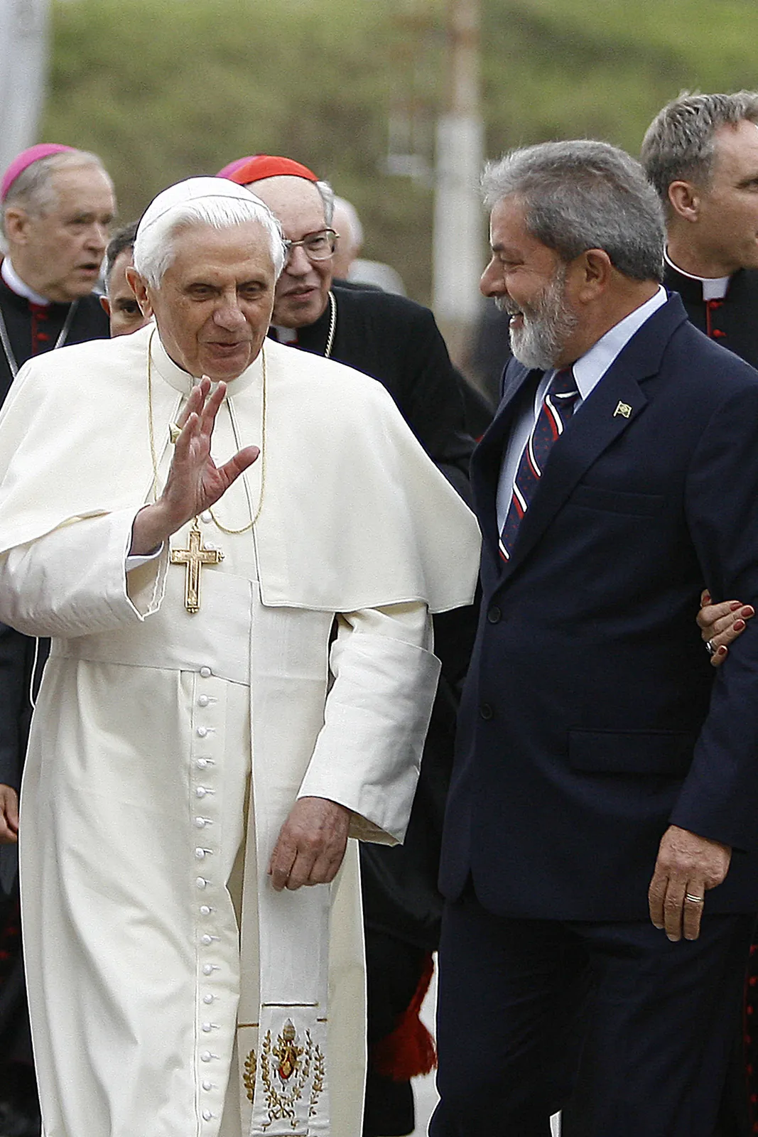 Benedict XVI arrives in São Paulo and is received by Lula, on May 9, 2007.