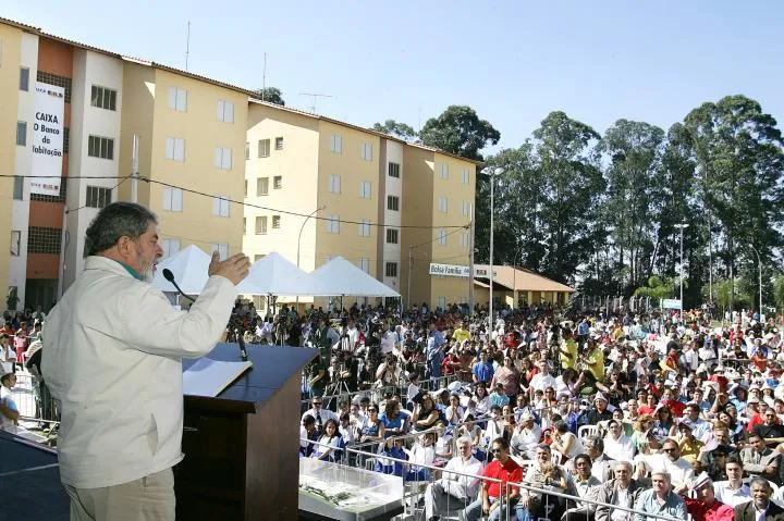 Lula speaks in Diadema (SP), on June 4, 2005 (photo from the same year; it does not show the speech at the UN).