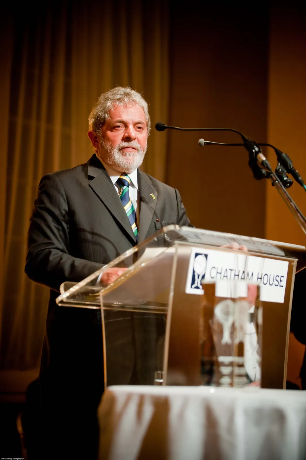 Lula accepting the Chatham House Prize, at the Banqueting Hall, on November 5, 2009.