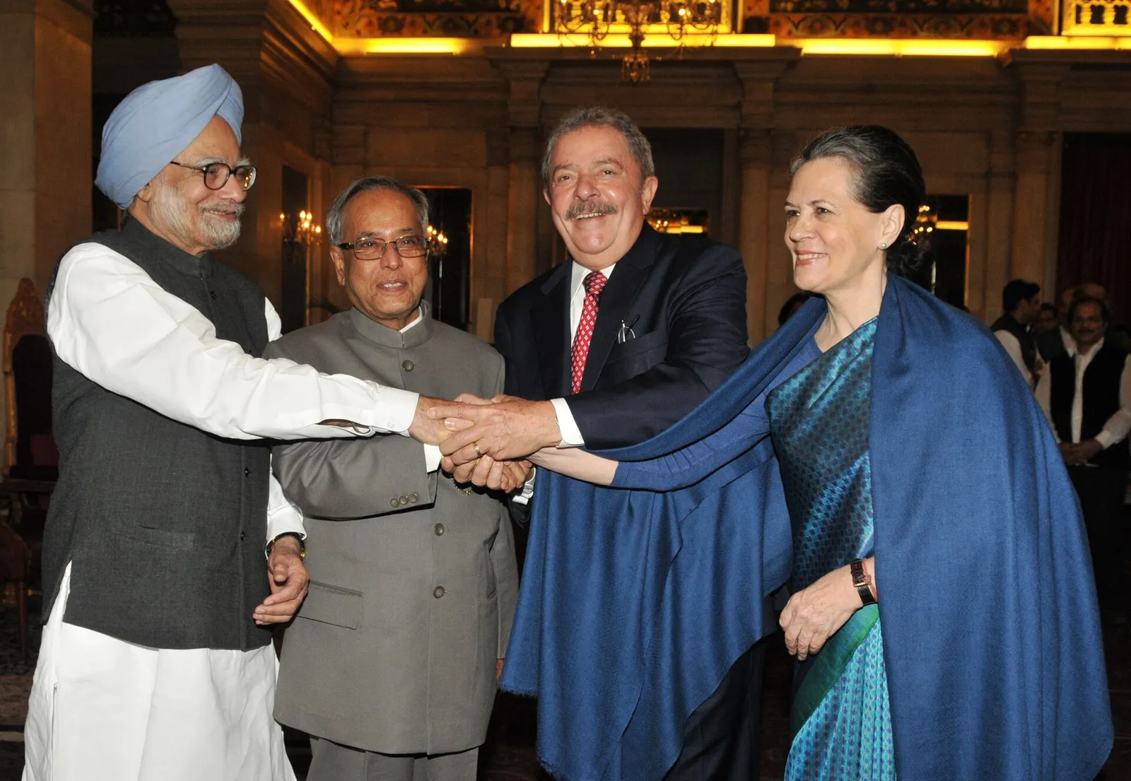 Lula, winner of the Indira Gandhi Prize for Peace, Disarmament and Development, with Pranab Mukherjee, Manmohan Singh, and Sonia Gandhi at Rashtrapati Bhavan, in New Delhi, on November 22, 2012.