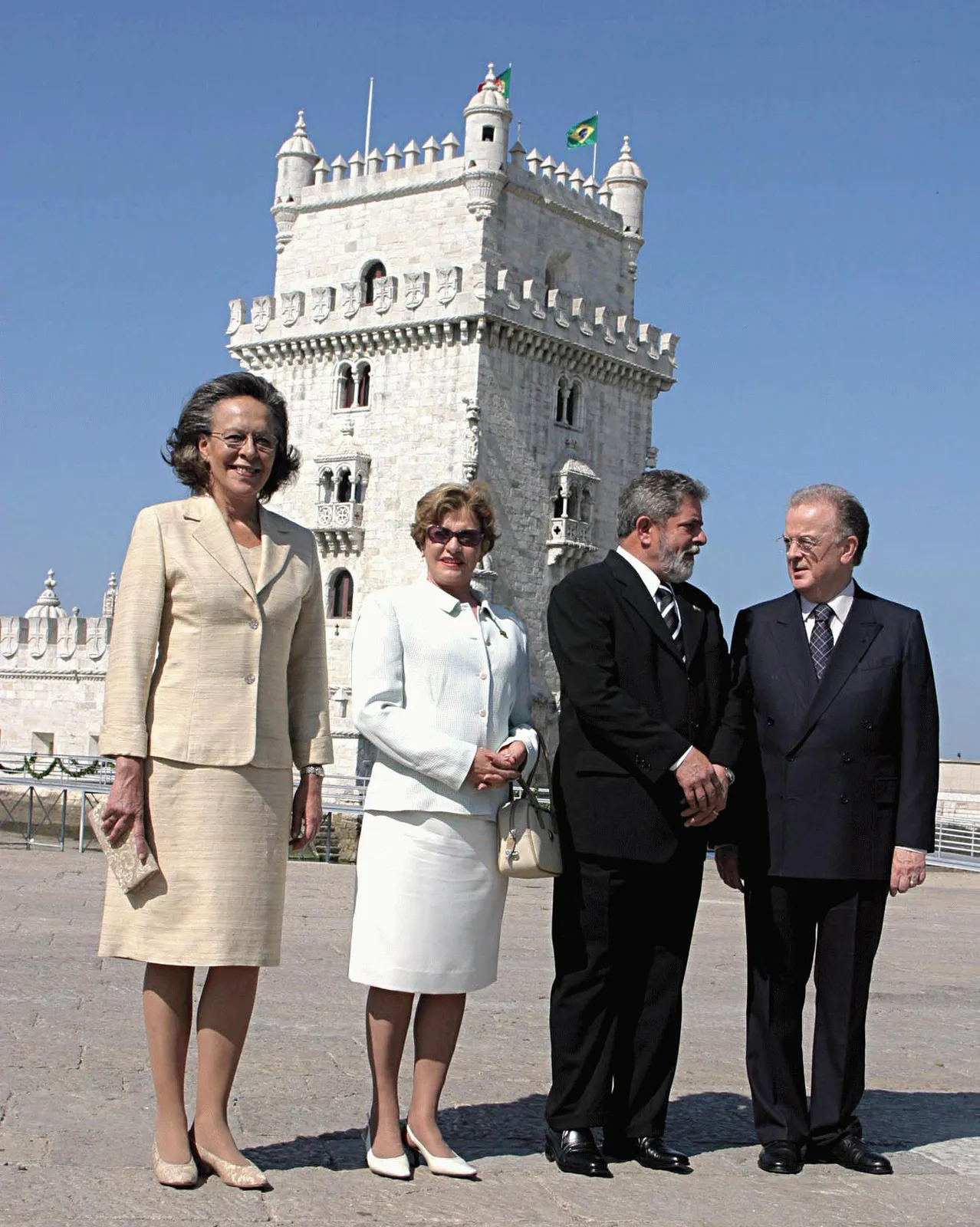 Lula and the president of Portugal, Jorge Sampaio, with their wives, in front of the Belém Tower, in Lisbon, on July 10, 2003, the day Sampaio conferred on Lula the Grand Collar of the Order of Liberty (the photo does not show the decoration).