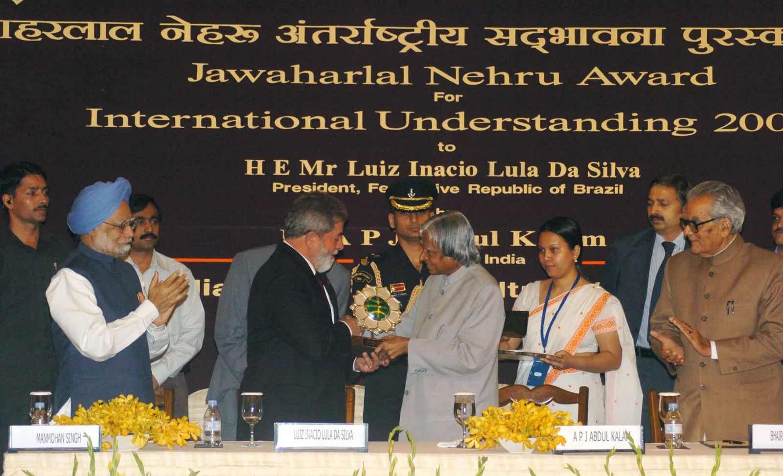 The President of India, A.P.J. Abdul Kalam, presents Lula with the 2006 Jawaharlal Nehru Award for International Understanding, in New Delhi, on June 4, 2007.