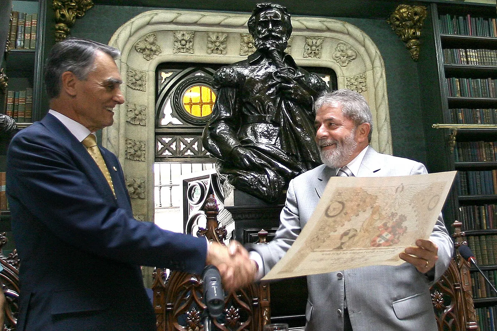 Lula is greeted by the president of Portugal, Aníbal Cavaco Silva, as he receives the Laurel of Gratitude at the Real Gabinete Português de Leitura, on March 8, 2008, during Cavaco Silva's visit to Brazil in which Lula was awarded the Order of the Tower and Sword (the photo does not show that decoration).