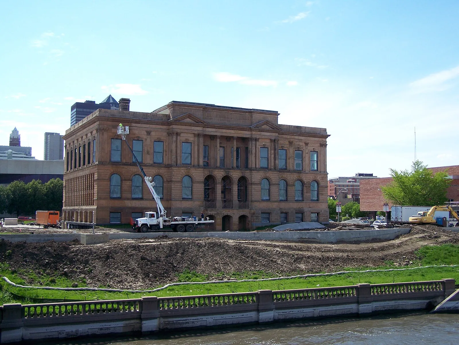 World Food Prize Hall of Laureates, the former Des Moines Public Library, on the banks of the Des Moines River, in Iowa (illustrative image of the conferring institution; it does not show the awarding).